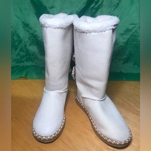 Women’s Mid Calf White Fuzzy Boot With Bows Size 8